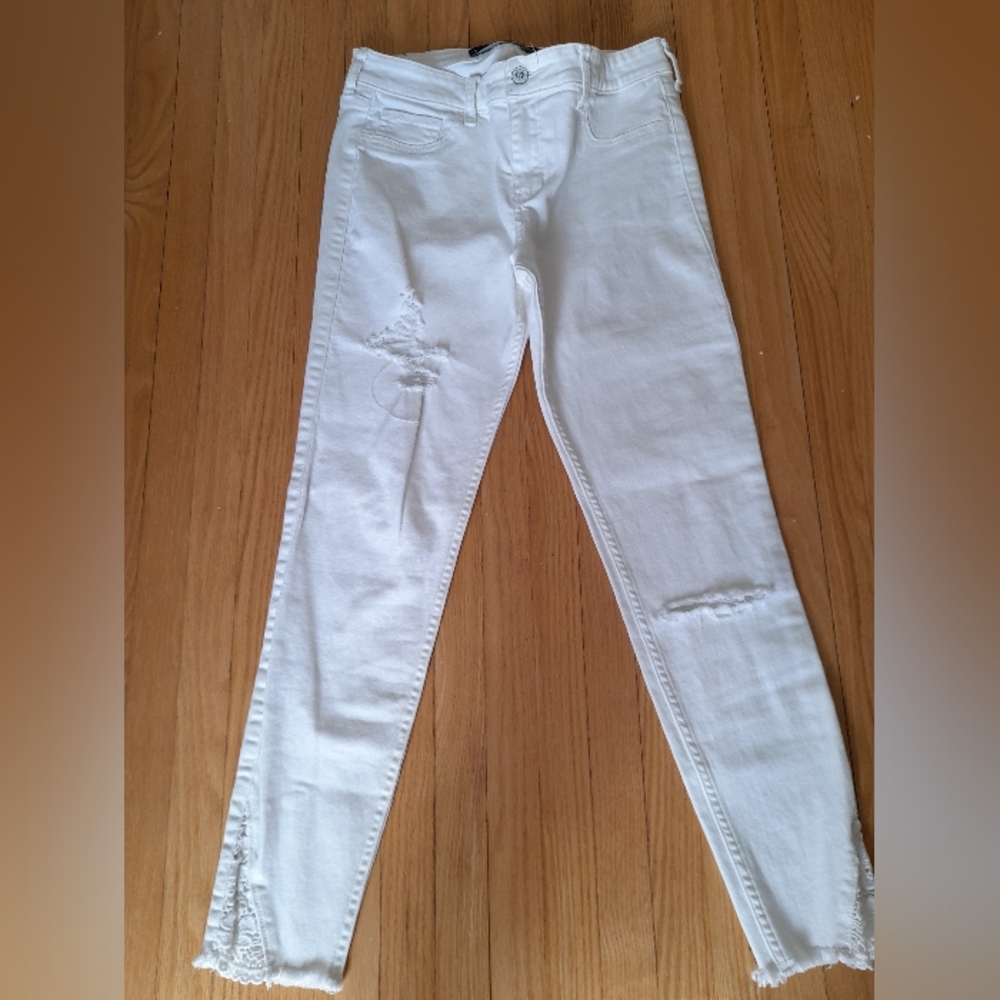 Hollister Distressed Crop Jeans in White - Size 28